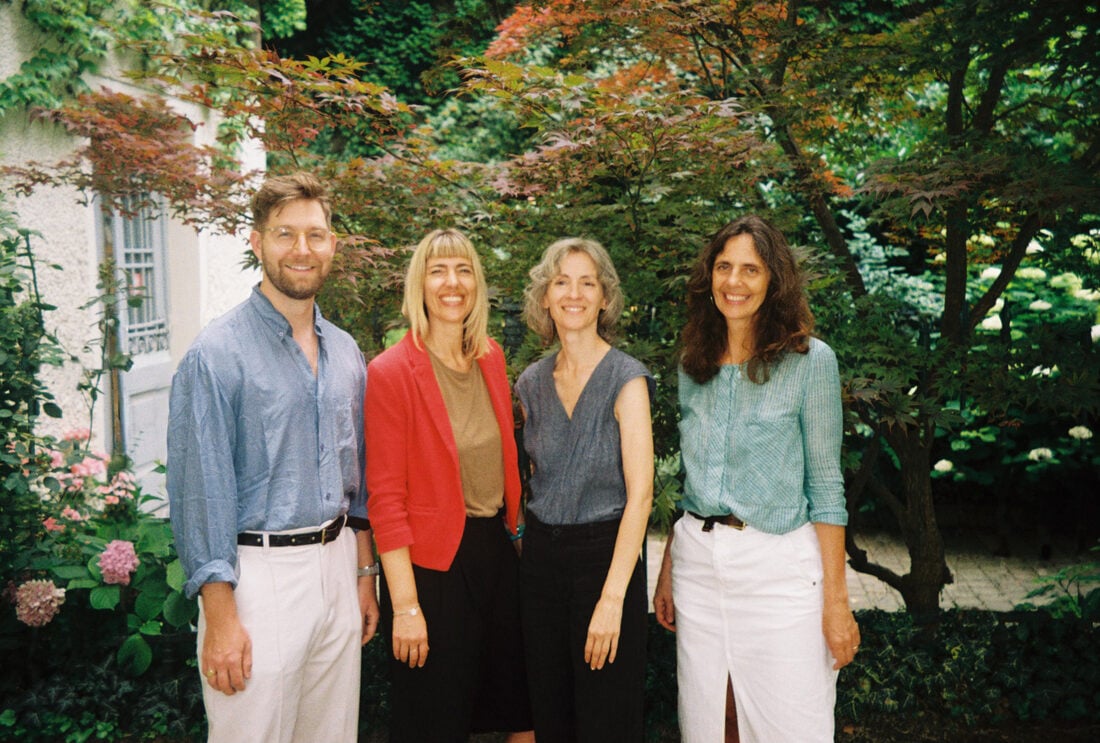 Daniel Hierner, Tabea Grießner, Elisabeth Mauerhofer und Veronika Molden (von links nach rechts) im Garten der Praxis